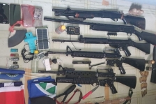 Barang bukti yang berhasil diamankan dari dua orang yang diduga KKB dan diamankan di Distrik Oksibil, Kabupaten Pegunungan Bintang, Papua, Selasa (7/9). [Foto: Dok Korem 172/PWY]