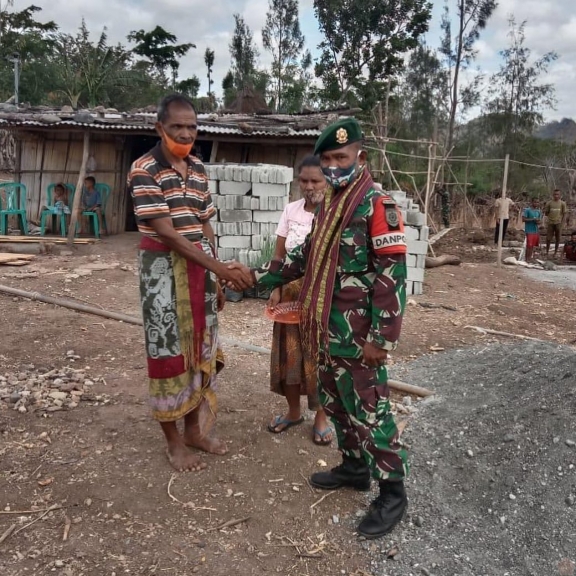 Satgas Pamtas Yonarmed 6 Kostrad Rehab Rumah Warga Tidak Mampu di Perbatasan. [Foto: tni.mil.id]