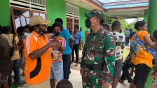 Kodam Kasuari Bantu Amankan Pengungsi Distrik Aifat Maybrat. [Foto: tni.mil.id]