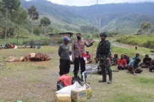 Polres Puncak Jaya Sambangi Rumah Duka Anggota KKB. [Foto: Polres Puncak Jaya]