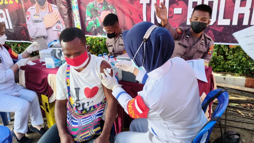 Polda Papua Barat Laksanakan Gerai Vaksin Keliling Gratis. [Foto: Polda Papua Barat]