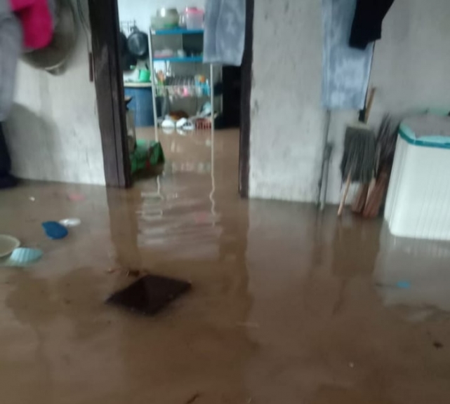 Akibat Hujan Deras, Banjir Rendam Rumah Warga di Serui Papua. [Foto: WRP]