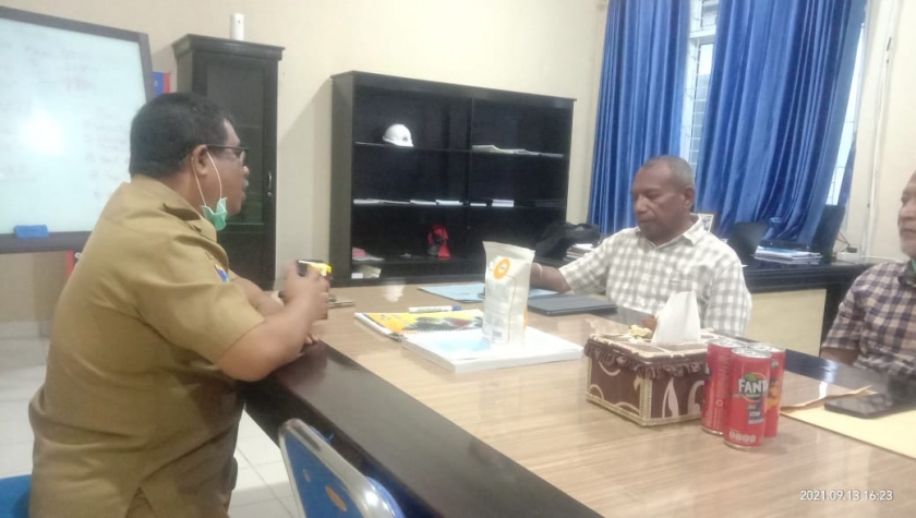 Kadin PU dan Direktur Perusda Bahas Solusi Sampah Menumpuk di Bintuni. [Foto: JP/MW]