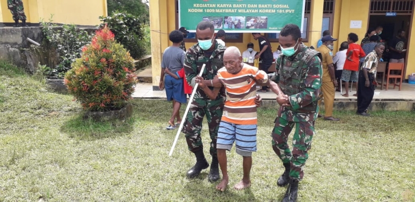 Korem 181/PVT Gelar Baksos Pelayanan Kesehatan bagi Masyarakat Pengungsi Aifat, Maybrat. [Foto: tni.mil.id]