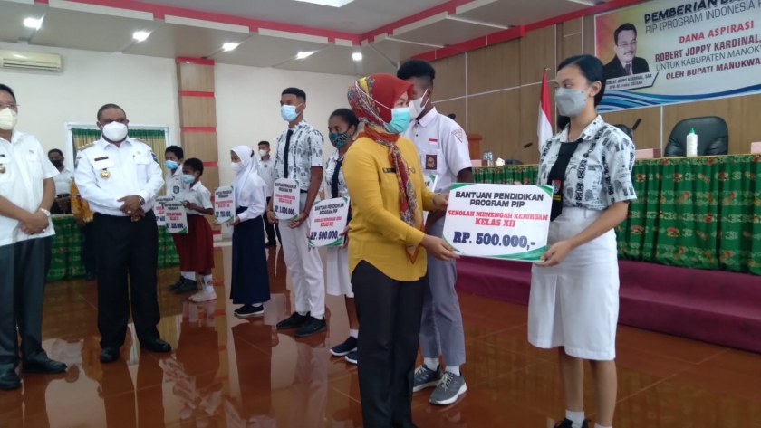2.073 Pelajar di Manokwari Terima Bantuan PIP melalui Dana Aspirasi Kardinal.