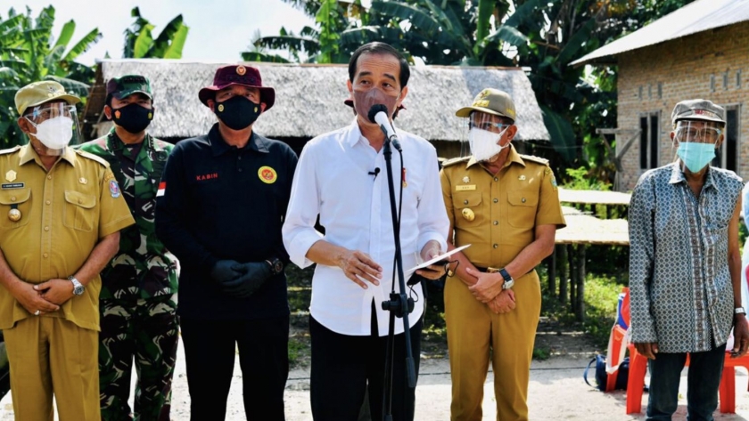 Presiden Joko Widodo Saat Tinjau Vaksinasi di Kabupaten Deli Serdang. [Foto: Kominfo RI]