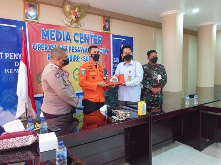 Tim SAR Serahkan Kotak Hitam Rimbun Air PK-OTW kepada KNKT. [Foto: tribratanews]