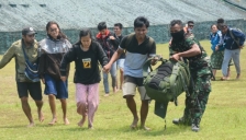 Para tenaga kesehatan yang dievakuasi TNI dari Kiwirok ke Kota Jayapura. [Foto: Dok Pendam Cenderawasih]