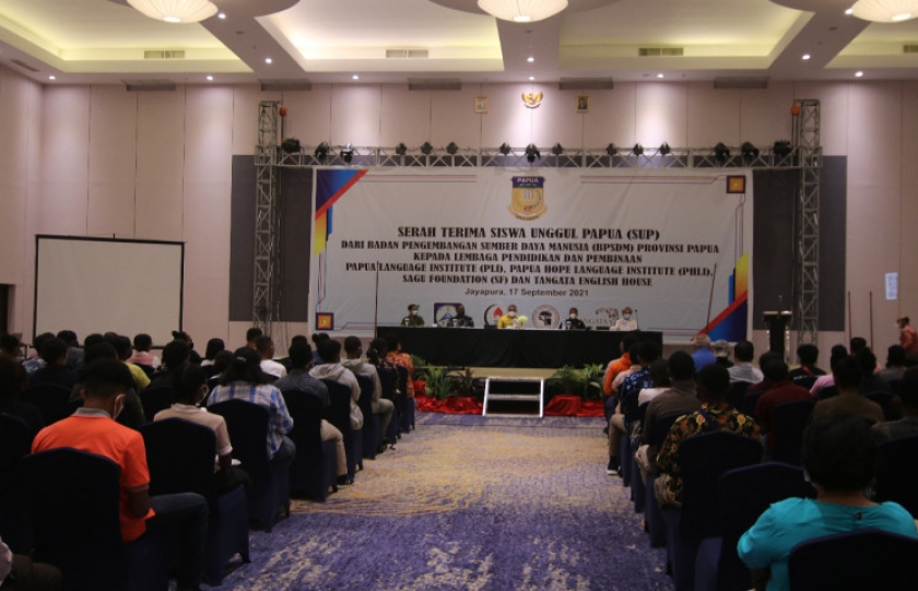 Pemprov Lepas 250 OAP Siswa Unggul Papua ke Lembaga Pendidikan. [Foto: Pemprov Papua]