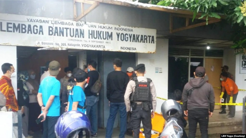 Olah TKP serangan bom molotov di kantor LBH Yogya. [Foto: Courtesy/LBH Yogya]