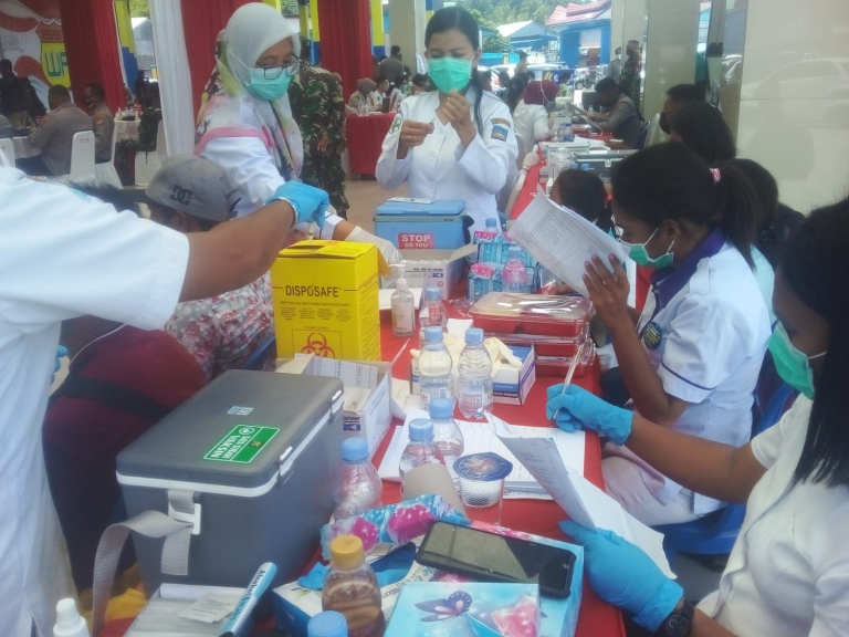 Alumni Akpol 97 Papua Barat Gelar Vaksinasi di Terminal Pasar Wosi.