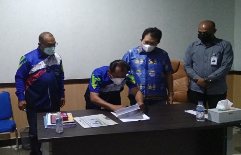 PB PON XX Papua Terima Suntikan Dana Rp 4 Miliar Dari Bank Papua. [Foto: Pemprov Papua]