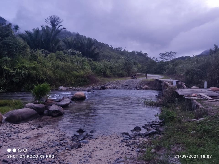 Jembatan Swadaya di Distrik Nenei Manokwari Selatan Terputus. [Foto: ist]