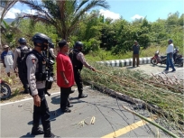 Brimob Maluku Bantu Buka Akses Jalan yang Ditutup Warga Adat Papua. [Foto: Polda Maluku]