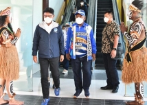 Menkominfo Johnny G. Plate sebelum memasuki Ruang VIP Bandar Udara Sentani, Jayapura, Kamis (23/09/2021). [Foto: Kominfo RI/AYH]