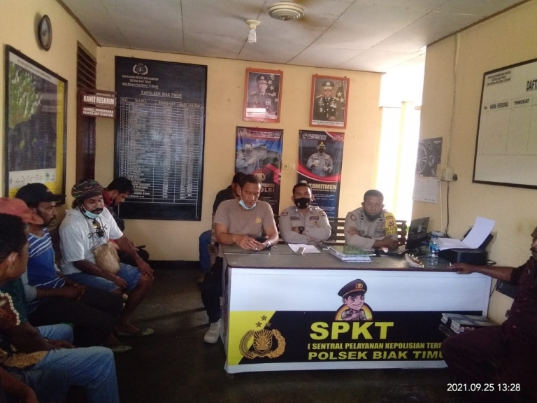 Pertemuan warga dan pejabat kampung Inofi di Polsek Biak Timur. [Foto: LR]