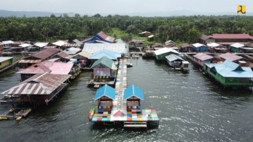 Program Bedah Rumah Kementerian PUPR Dukung Pengembangan Kampung Wisata Sekitar Danau Sentani Papua. [Foto: Kementerian PUPR]