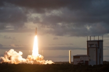 Peluncuran Roket Ariane 5 yang membawa BRIsat, diluncurkan dari fasilitas antariksa Arianespace, Kourou, Guyana Perancis. [Foto : spaceflightinsider.com]