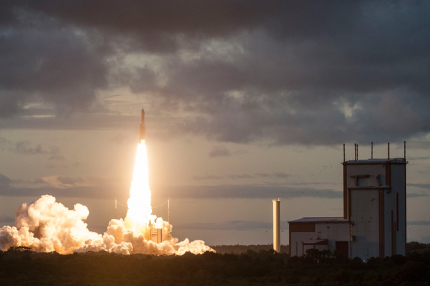 Peluncuran Roket Ariane 5 yang membawa BRIsat, diluncurkan dari fasilitas antariksa Arianespace, Kourou, Guyana Perancis. [Foto : spaceflightinsider.com]