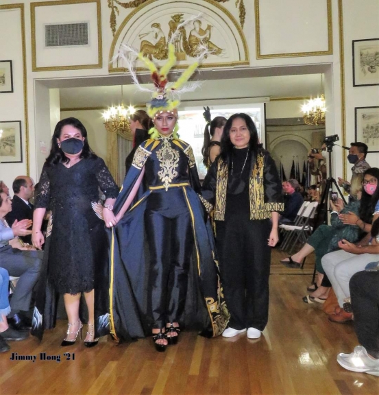 Luar Biasa! dr. Rosaline Tampilkan Desain Busana Khas Papua di New York.