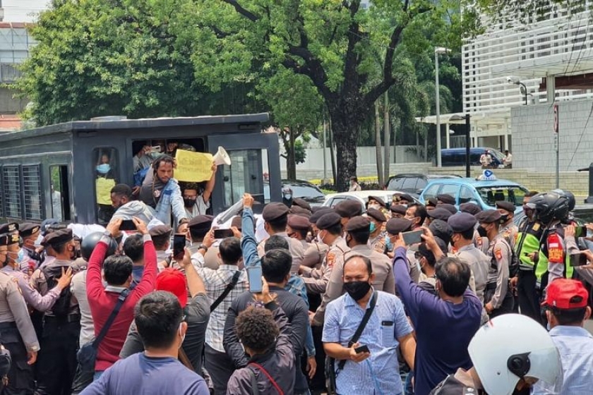 Demonstrasi aktivis asal Papua pada Kamis (30/9) sekitar pukul 11.27 WIB di depan Kedutaan Besar (Kedubes) Amerika Serikat, Menteng, Jakarta Pusat. [Foto: Ambrosius Mulait]