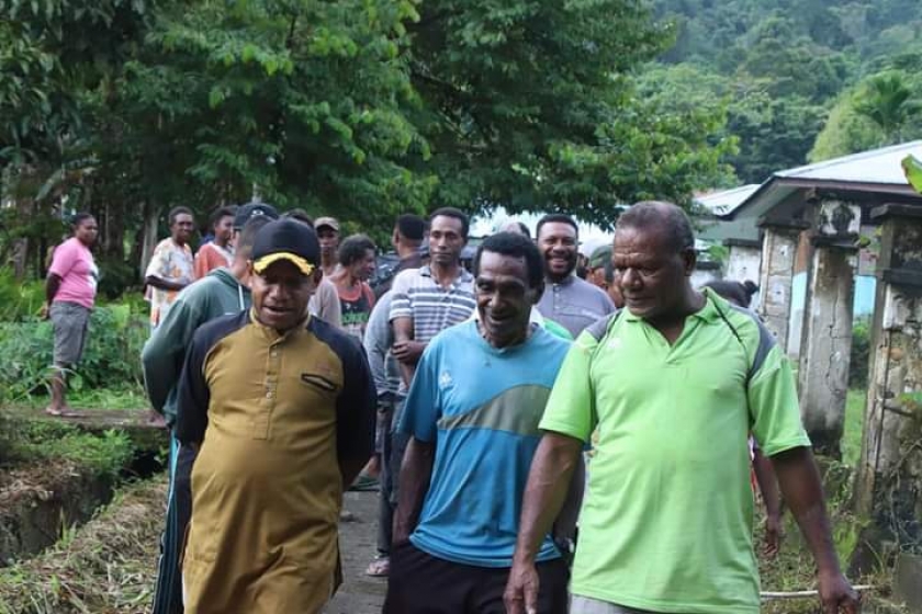 Wakil Bupati Kaimana Hasbulla Furuada dalam kunjungannya ke Kampung Kiruru, Sabtu (25/9). [Foto: Humas Pemkab Kaimana]