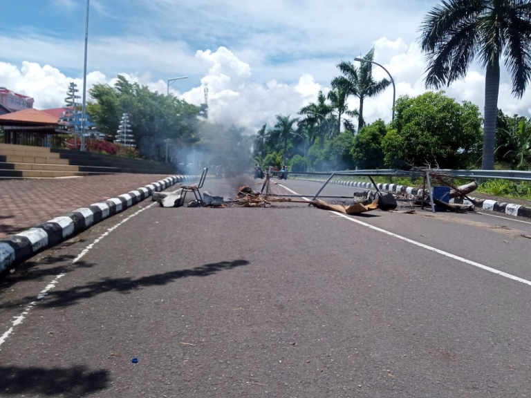 Kecewa Tak Diakomodir Proyek, Pengusaha OAP Aksi di Kantor Gubernur.