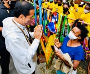Saat Presiden Beli Noken di Pinggir Jalan dari Mama Papua. [Foto: BPMI Setpres]