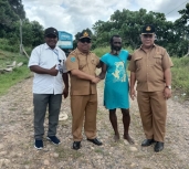 Mediasi dengan Pemilik Hak Ulayat, Kadis PUPR Buka Palang TPA Tisay. [Foto: JP/MW]