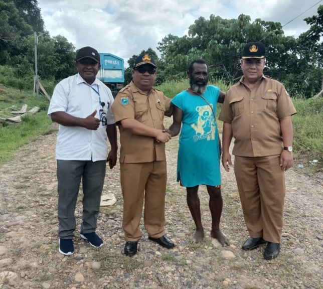Mediasi dengan Pemilik Hak Ulayat, Kadis PUPR Buka Palang TPA Tisay. [Foto: JP/MW]