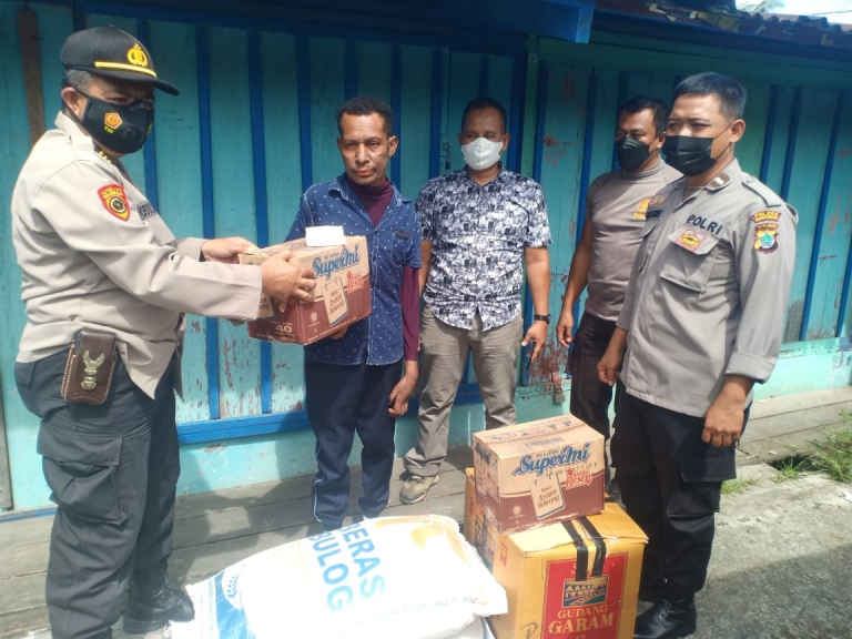 Polres Manokwari Berikan Bantuan Kepada Personel Korban Kebakaran.