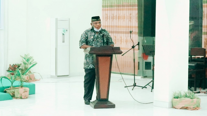 Wakil Bupati Teluk Bintuni Matret Kokop saat melantik Badan Pengurus Ikatan Kerukunan Keluarga Besar Suku Wamesa (IKKBSW), Sabtu (2/10). [Foto: JP/MW]