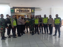 HUT TNI ke-76, Polres Manokwari Hadiahkan Tumpeng ke Kodam Kasuari. [Foto: Rolly]