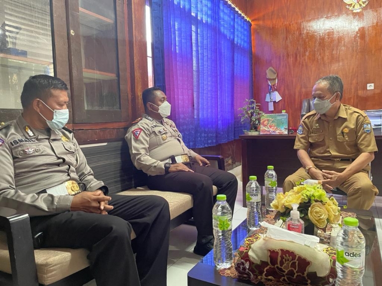 Satlantas Manokwari dan Dishub Bangun Kerja Sama Tertib Lalu Lintas. [Foto: JP/Rolly]