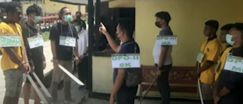 7 Tersangka Penyerangan Posramil Kisor Peragakan Detail Pembunuhan. [Foto: ist]