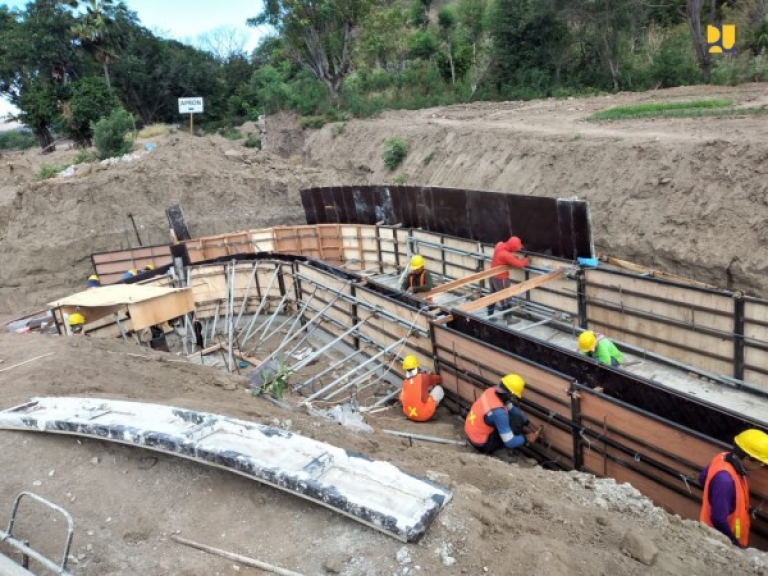 Dampak Badai Siklon Tropis Seroja NTT, Pemerintah Perbaiki Bendung Mena. [Foto: Kementerian PUPR]