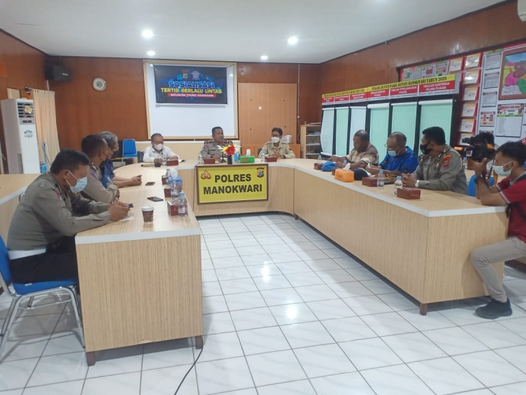 Polres Manokwari melalui Satuan Lalu Lintas mengadakan pertemuan dengan Dinas Perhubungan Manokwari hari ini, Jumat (8/10). [Foto: JP/Rolly]