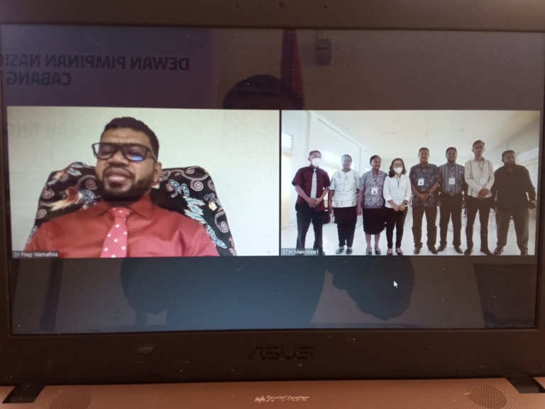 PKPA Peradi, Filep Wamafma Uraikan Materi Perancangan Analisa Kontrak. [Foto: WRP]