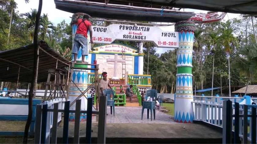 Tugu Penginjilan HUT PI Telah Rampung Dikerjakan oleh Warga Idoor. [Foto: MW]