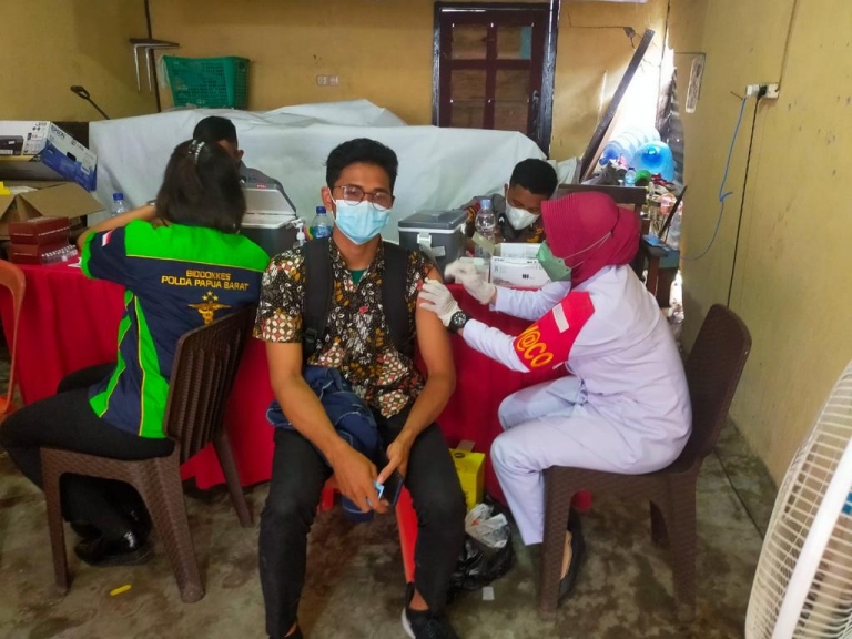 Polres Manokwari saat menggelar vaksinasi massal di Jalan Percetakan, Manokwari, Papua Barat pada Sabtu (9/10). [Foto: Rolly]