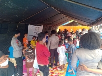 Yayasan Kemala Bhayangkara Papua Barat mengadakan trauma healing terutama bagi anak-anak korban kebakaran di Kompleks Borobudur, Senin (11/10). [Foto: JP/Rolly]