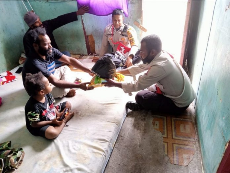 Sambangi Komandan KKB, Binmas Noken Ajak Jaga Keamanan di Kota Wamena. [Foto Humas Polda Papua]