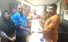 Dr. Filep Wamafma menerima laporan dari Forum Komunikasi Honorer Papua. (foto-jp)