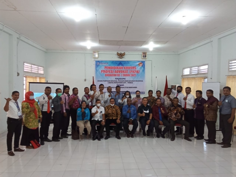 Penutupan PKPA Angkatan ke-1 Peradi Manokwari dan STIH Manokwari. [Foto: WRP]