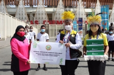 Perwosi Beri 1000 Sepatu Olahraga untuk Anak Papua-Papua Barat. [Foto: Humas Polda Papua]