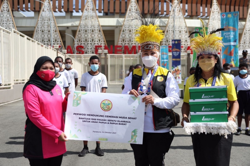 Perwosi Beri 1000 Sepatu Olahraga untuk Anak Papua-Papua Barat. [Foto: Humas Polda Papua]