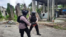 Tim Penjinak Bom Evakuasi Mortir di Pemukiman Warga Sowi Manokwari. [Foto: Antara/HO-Dok Humas Brimob Polda Papua Barat]