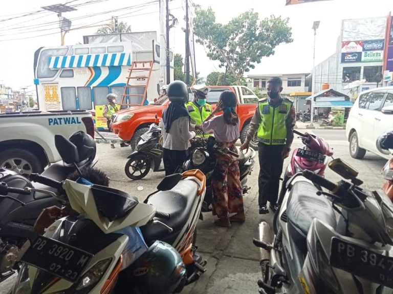 Tak Disiplin Gunakan Helm Dominasi Pelanggaran Lalulintas di Manokwari. [Foto: JP/Rolly]