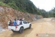 TNI Periksa Jembatan di Puncak Sahayu Yalimo yang Dikabarkan Dibakar. [Foto: Antara]