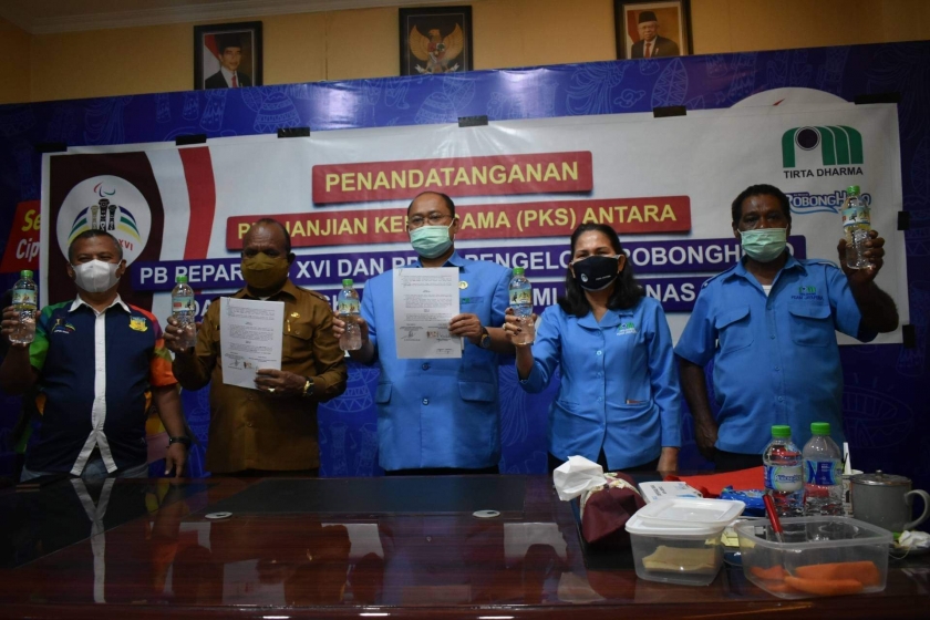 Ketua Harian PB Peparnas Doren Wakerwa MoU bersama PDAM Jayapura. [Foto: ist]